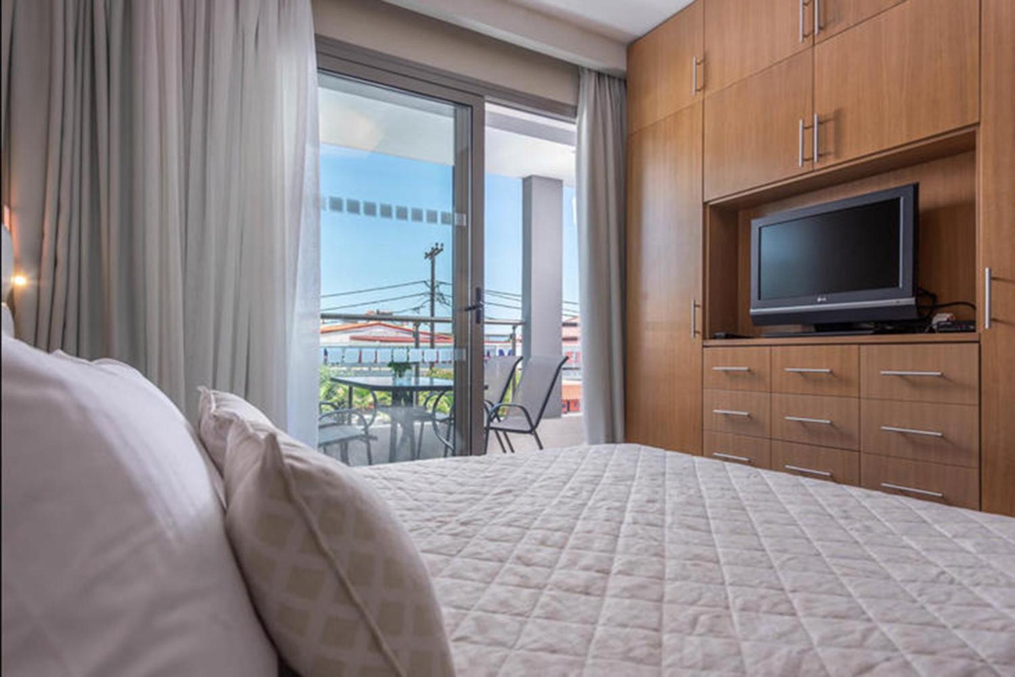 Dionysos Hotel & Suites Hanioti Exteriör bild