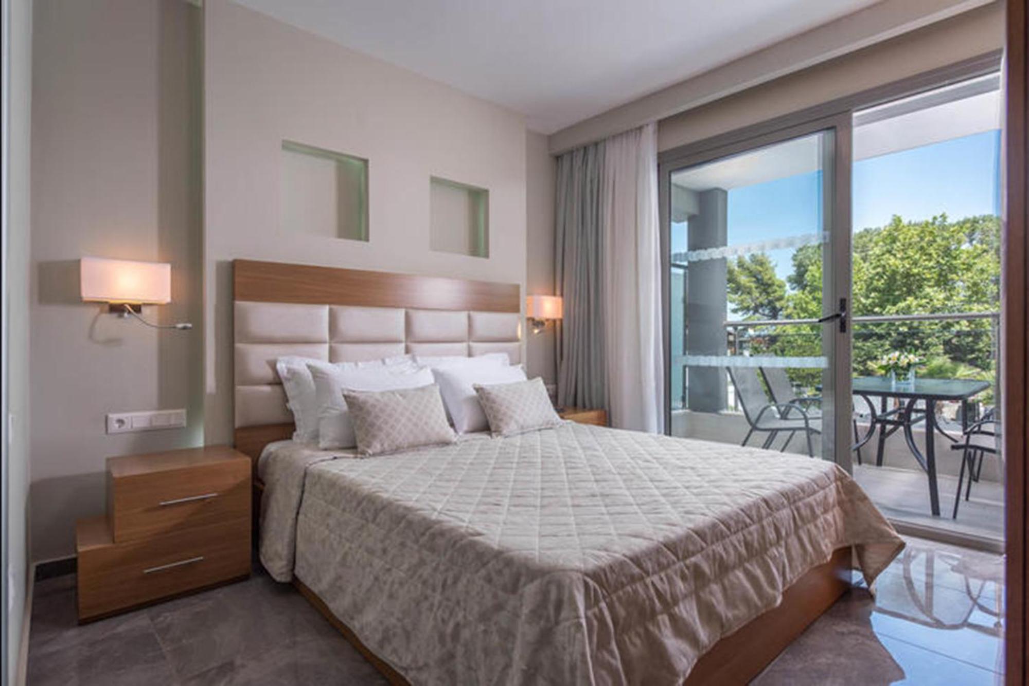 Dionysos Hotel & Suites Hanioti Exteriör bild